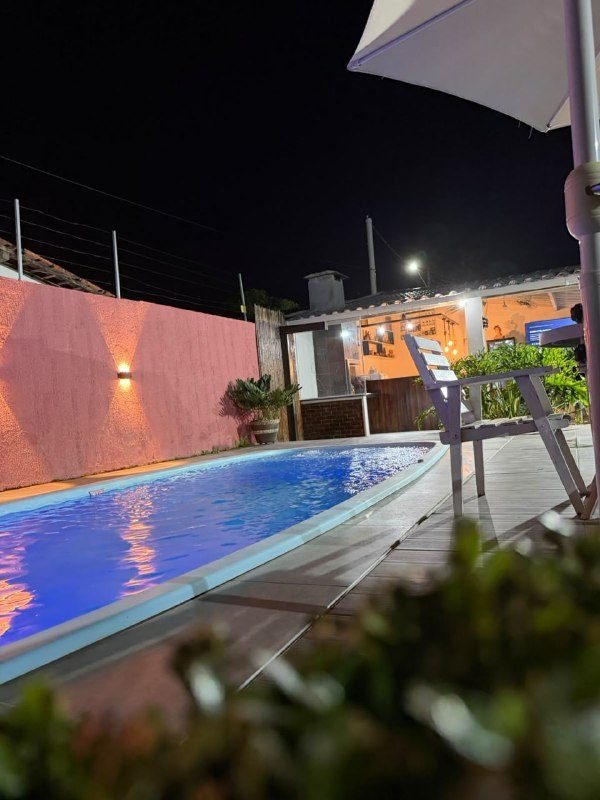 Piscina iluminada à noite