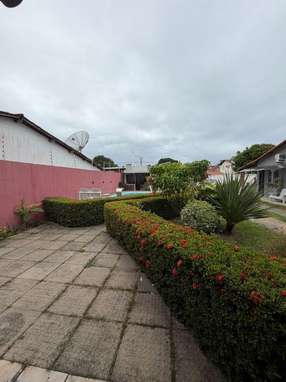 Caminho entre o jardim e as suítes